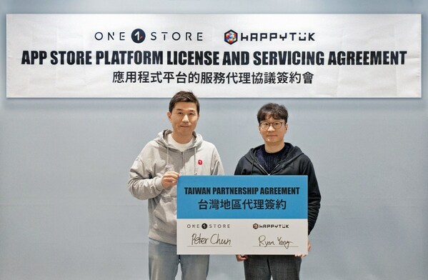 ONE Stores CEO Peter Chun and HAPPYTUK's CEO Ryan Yang are signing the partnership agreement.